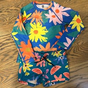 Tea Collection rashguard/swim short set 5T - barely worn!